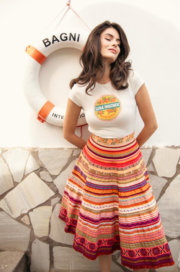 Ein Model trägt Kleidung von Lena Hoschek