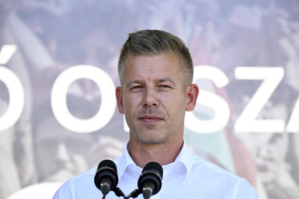 Umfragen sehen die Tisza-Partei des Juristen und ehemaligen Fidesz-Mitglieds Péter Magyar mindestens zehn Prozentpunkte vorne.