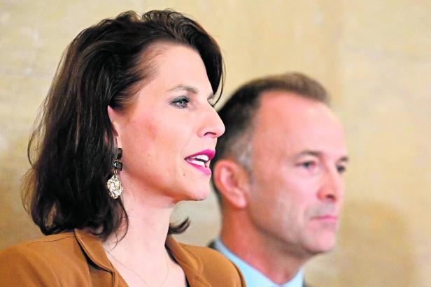 Landeshauptfrau Karoline Edtstadler (ÖVP), Bürgermeister Bernhard Auinger (SPÖ).