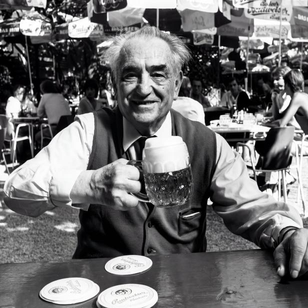 Karl Kolarik mit einem Budweiser Bier im Schweizerhaus