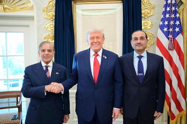 Premierminister Shehbaz Sharif (l.), General Syed Asim Munir (r.) und Donald Trump.