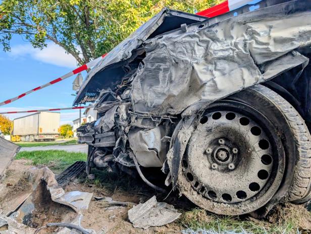 ++ HANDOUT ++ SCHLEPPER BAUTE MIT ZEHN FLÜCHTLINGEN IM BURGENLAND UNFALL