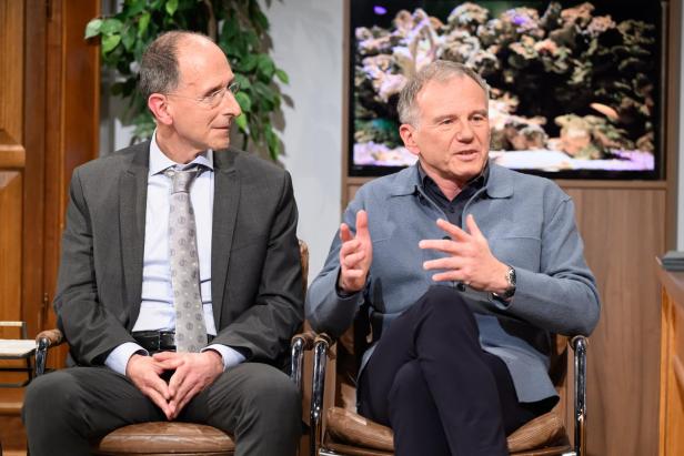 Peter Filzmaier und Armin Wolf nebeneinander im "Willkommen Österreich"-Studio