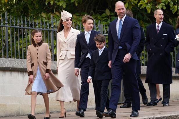 Prinz William und Kate mit ihren Kindern George, Charlotte und Louis in eleganter Kleidung.