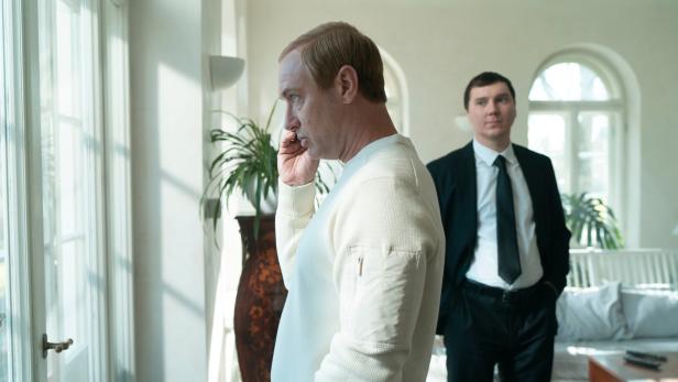 Jude Law als Putin, Paul Dano als sein Berater.