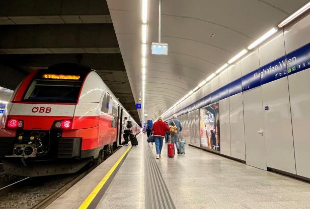Zug in der Station Flughafen