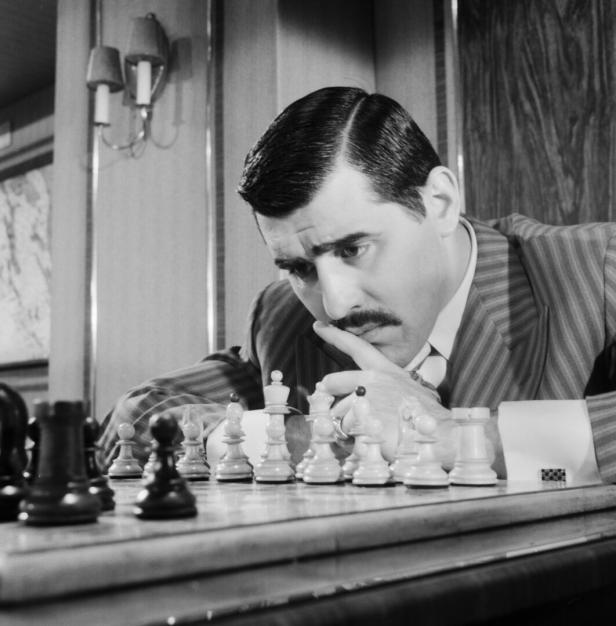 Mario Adorf spielt Schach in der Verfilmung von der Schachnovelle.