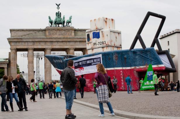 Eine Greenpeace-Demonstration mit einem aufblasbaren Schiff vor dem Brandenburger Tor.