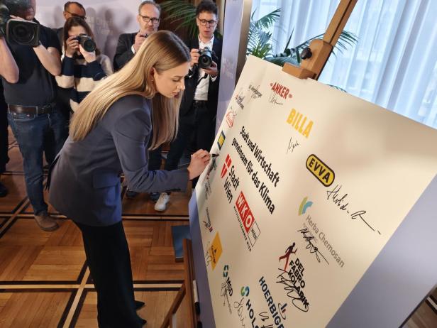 Natalie Schwendenwein unterzeichnet die Klima-Allianz.