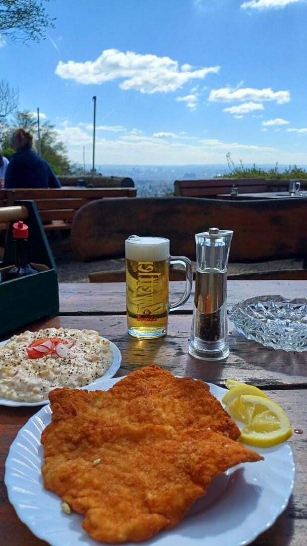 Schnitzerl, Bier und ein toller Ausblick im Häuserl am Stoan.