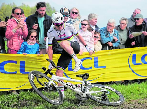 Bei seiner Premiere bei Paris - Roubaix kam Tadej Pogacar vor einem Jahr zu Sturz