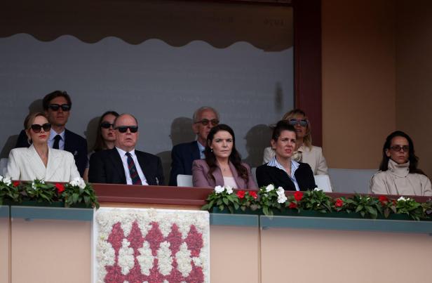 Albert II. von Monaco und Familie schauen von einer Tribüne aus zu.