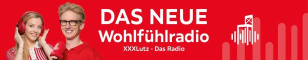 Zwei lächelnde Personen mit Kopfhörern und Mikrofon vor rotem Hintergrund mit Schriftzug „Das neue Wohlfühlradio XXXLutz – Das Radio“.