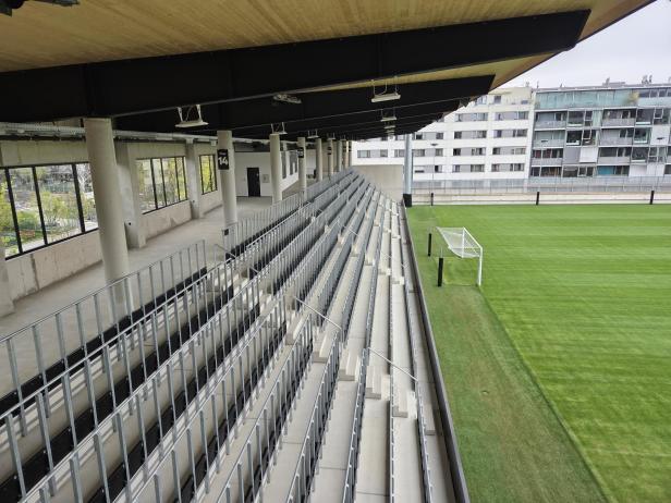 Die Friedhofstribüne ist jetzt überdacht.