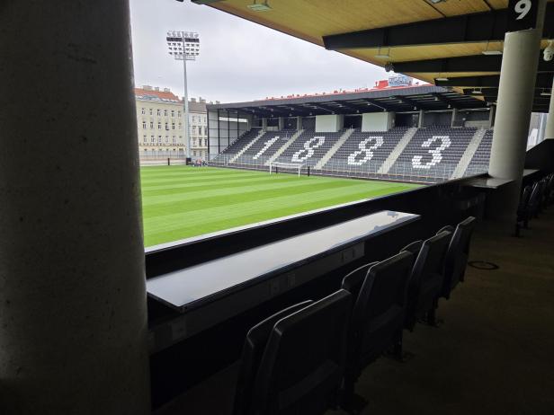 Blick von den Presseplätzen zur neuen "Schwarzen Tribüne"