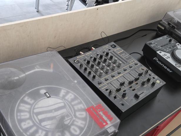 Ein Blick auf einen Technics-Plattenspieler und ein Mischpult.