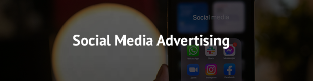 Ein Smartphone zeigt verschiedene Social-Media-Apps, darüber steht der Text „Social Media Advertising“.