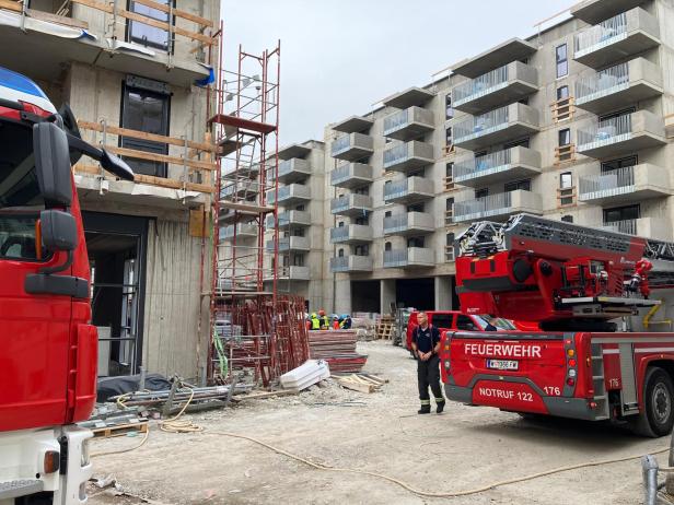 Mehrere Einsatzfahrzeuge sind derzeit vor Ort. 