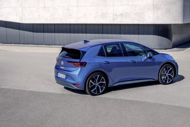 Einheitlicher Farbverlauf, luftige Felgen: Der neue ID.3 sieht dem älteren dennoch ähnlich.