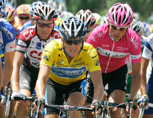 Ivan Basso auf einem Bild mit Lance Armstrong und Jan Ullrich.