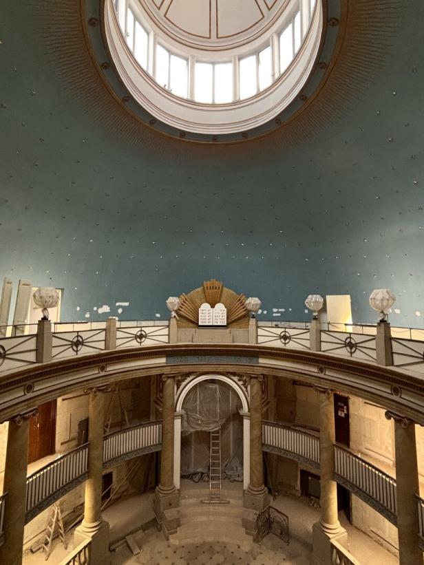 Großer, runder Saal mit Kuppel, umlaufender Galerie, Säulen und einer zentralen Nische mit hebräischen Tafeln.