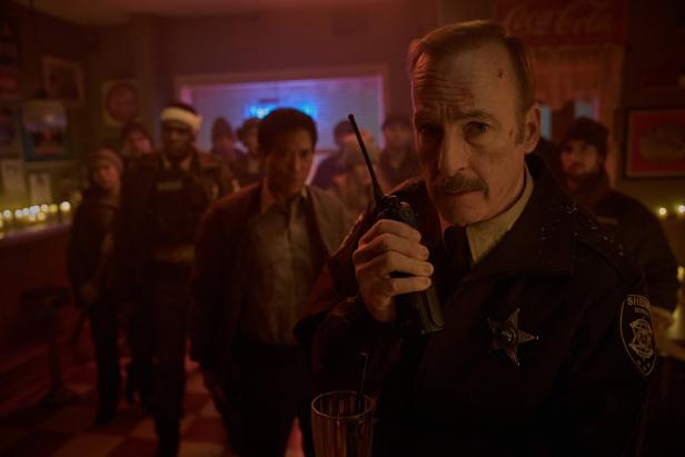 Bob Odenkirk als Sheriff mit Waffe.