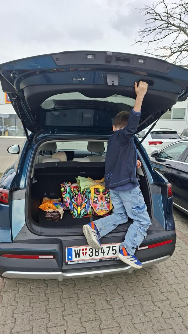 Für Einkäufe jedenfalls ausreichend: Der Kofferraum des BYD Atto 2 DM-i.