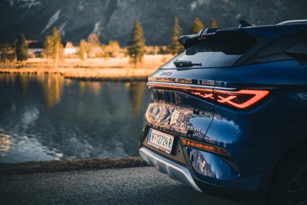 Das Heck des BYD Atto 3 EVO. Ruhig und unruhig zugleich.