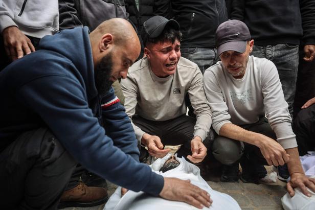 Männer trauern um ein getötetes Kind im Al-Shati-Camp in Gaza-Stadt.