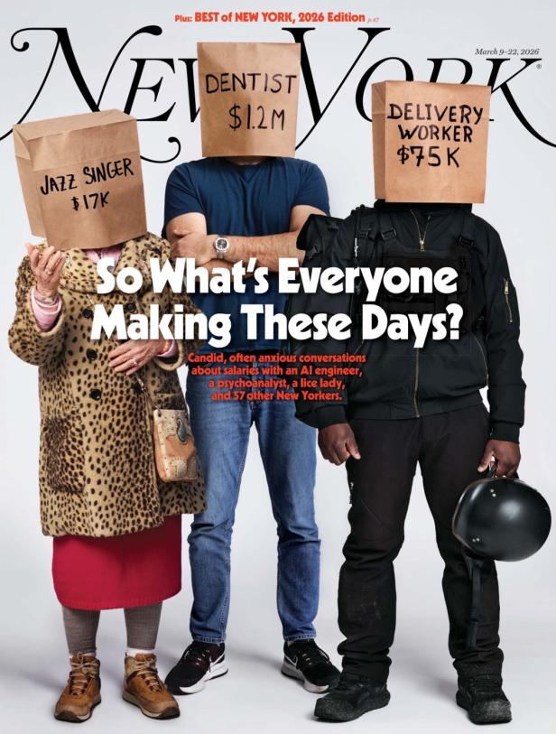 Drei Personen mit Papiertüten über dem Kopf, auf denen ihre Berufe und Jahresgehälter (Jazzsängerin, Zahnarzt, Lieferfahrer) stehen, symbolisieren anonyme Gehaltsangaben in New York.