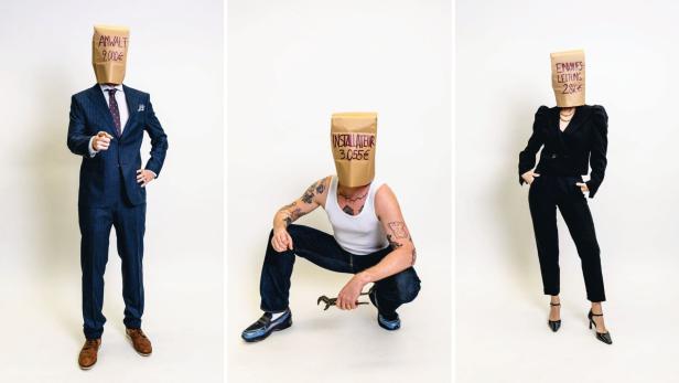 Drei Personen - eine mit Anzug, eine mit elegantem schwarzem Outfit und einer mit Rohrzange in der Hand: tragen Papiersackerl über dem Kopf, auf denen ihr Monatsgehalt steht.