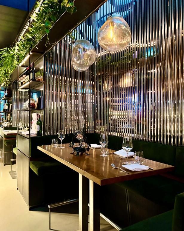 Blick in Restaurant Collina am Berg: Das Architekturbüro BEHF hat 2014 zeitloses Interieur kreiert. 