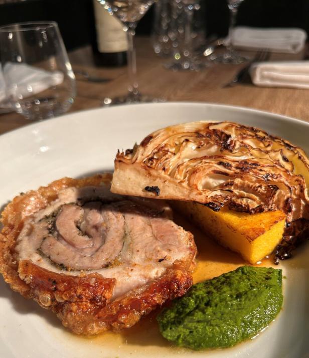 Porchetta, italienischer Schweinsrollbraten. 