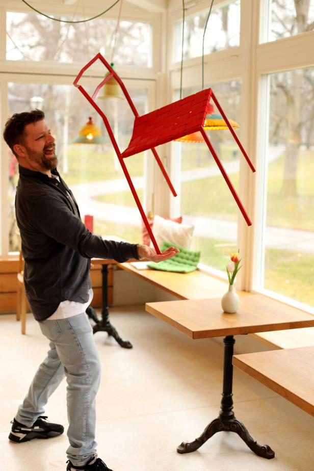 Designer Georg Wanker balanciert seinen „Limes Chair“ 