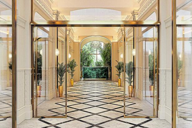 Hotelhalle mit Marmorboden