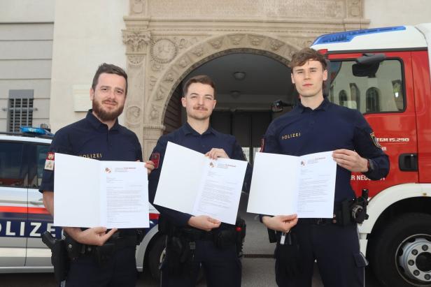 Die Polizeibeamten wurden von der Feuerwehr ausgezeichnet