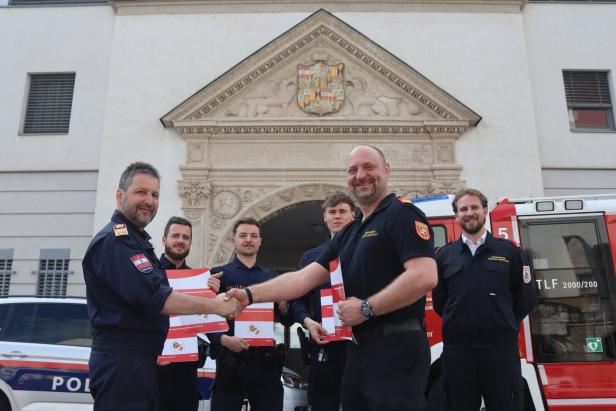 Manfred Fries (li.), Richard Berger (re.) und die geehrten Polizeibeamten des Stadtpolizeikommandos