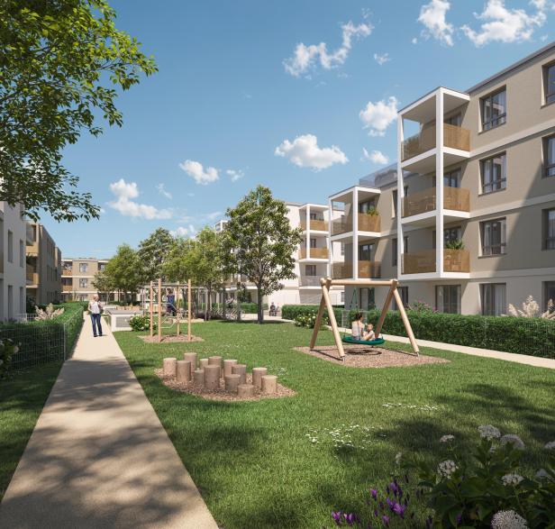 Mehrstöckige Wohnhäuser mit Balkonen umgeben eine grüne Wiese mit Spielplatz, Bäumen und Gehwegen bei sonnigem Wetter.