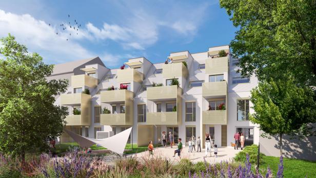 Mehrstöckiges Wohnhaus mit Balkonen, Menschen im begrünten Innenhof und spielenden Kindern bei sonnigem Wetter.