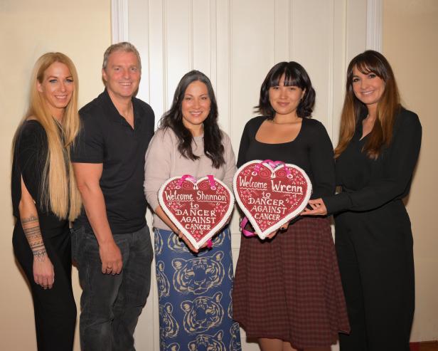 Shannon Lee und ihre Tochter Wren Keasler werden mit Lebkuchenherzen beim "Dancer against Cancer"-Ball in Wien herzlich begrüßt.