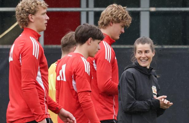 Die 34-jährige Deutsche ist bei Union Berlin auch die Vorgesetzte von ÖFB-Teamspieler Leopold Querfeld (li.)
