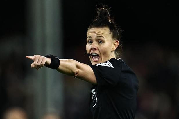 Rebecca Welch pfiff als erste Frau ein Spiel in der Premier League