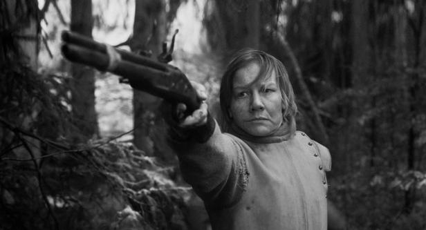 Sandra Hüller mit Schusswaffe.