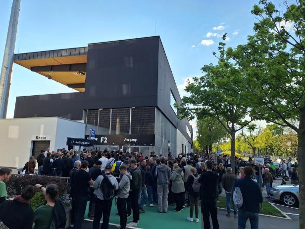 Andrang: Vor dem Stadion bildeten sich lange Schlangen.