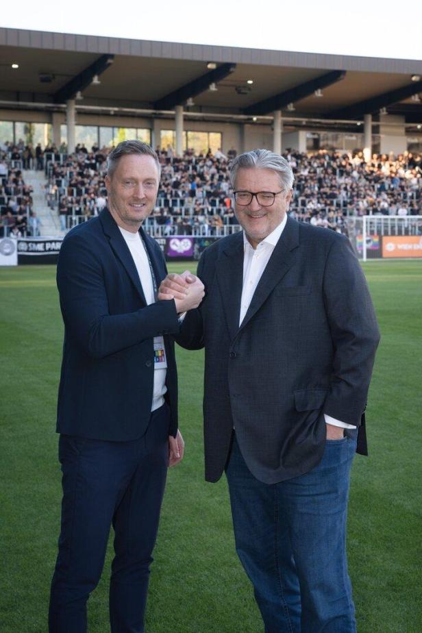 Handschlag: Krapf Günther (WSC) und Sportstadtrat Hacker.