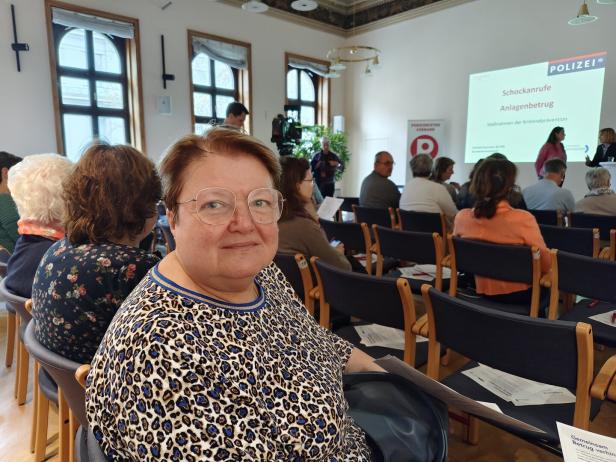 Eine ältere Frau bei einem Vortrag. 