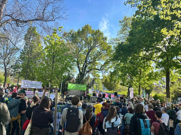 Demonstranten gegen die Lobau-Autobahn in einem Park. 