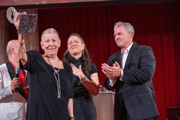 Andrea Kdolsky hält Award in die Höhe, dahinter Shannon Lee und Manfred Baumann
