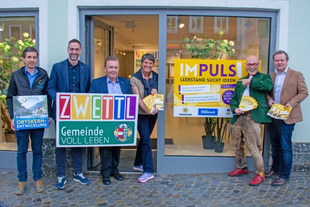 Mehrere Personen stehen vor dem Leerstand in der Landstraße und halten Werbematerial der Leerstands-Aktion.