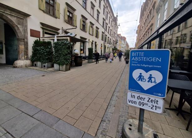 Ein Schild in Graz fordert zum Absteigen in der Fußgängerzone zwischen 9 und 21 Uhr auf.
